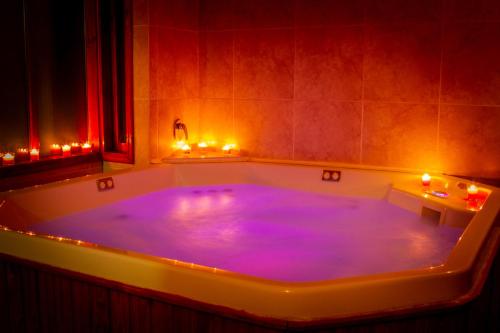 a jacuzzi tub with lights in a room at Hotel Departamentos del Sur in Puerto Montt