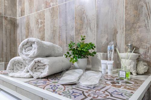 een badkamer met een handdoek en handdoeken op een aanrecht bij Евродвушка в ЖК Orynbor Towers in Astana