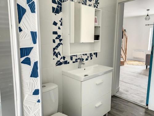 une salle de bain avec un lavabo blanc et des toilettes dans l'établissement Marley Home - Résidence Makiwica, à Boulogne-sur-Mer