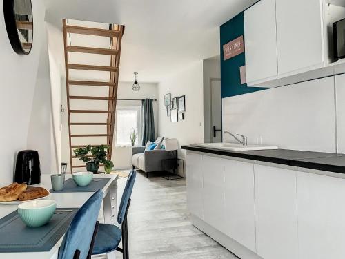 une cuisine et un salon avec une table et des chaises dans l'établissement Marley Home - Résidence Makiwica, à Boulogne-sur-Mer