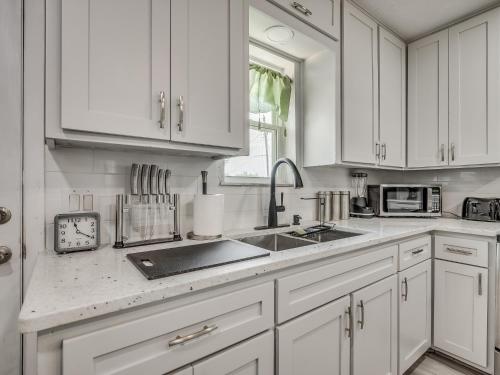 Η κουζίνα ή μικρή κουζίνα στο Okana Waterpark & Downtown OKC 7 Mins away- Capital View