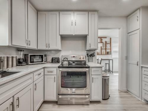Η κουζίνα ή μικρή κουζίνα στο Okana Waterpark & Downtown OKC 7 Mins away- Capital View