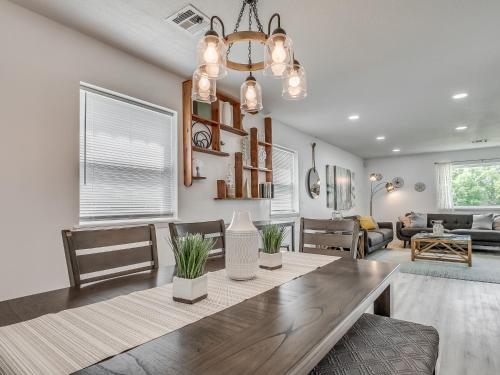 Χώρος καθιστικού στο Okana Waterpark & Downtown OKC 7 Mins away- Capital View
