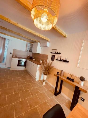 un grand salon avec une table et un lustre dans l'établissement La Belle Echapée, à Bassan