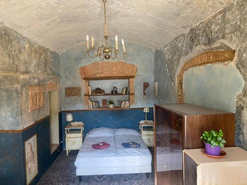 sypialnia z łóżkiem i żyrandolem w obiekcie Apartmán Bohéma w mieście Kouřim