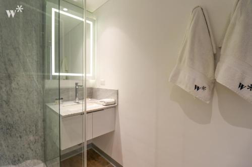 een badkamer met een glazen douche en een wastafel bij Perfect Loft with stunning view in San Isidro in Lima
