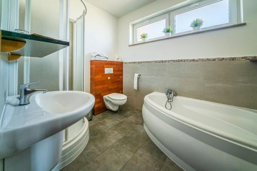 Et badeværelse på Marina Apartamenty & Pokoje