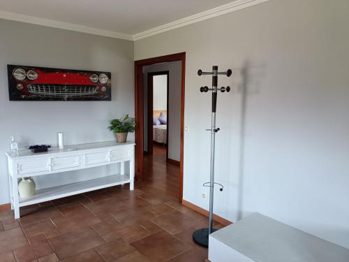una habitación con una mesa blanca y un coche rojo en la pared en Casa/chalet en Sanxenxo 3hab. en Sanxenxo