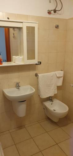 łazienka z umywalką i toaletą w obiekcie HOME COLUCCI w mieście San Michele Salentino