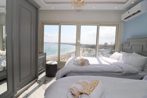 亞歷山大的住宿－Mamoura Private Beach, Exclusive Luxury & Comfort，海景卧室内的两张床