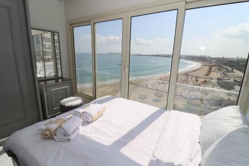 Postel nebo postele na pokoji v ubytování Beach Luxury Mamoura Private Beach