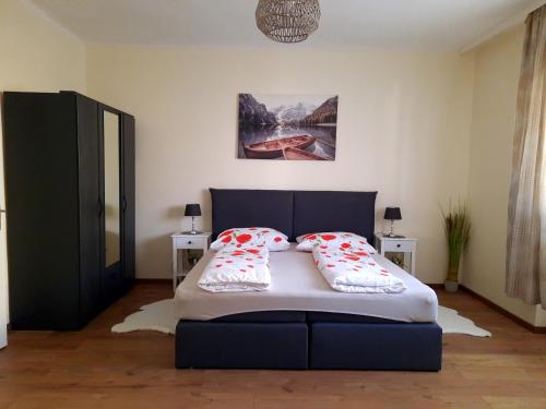 ein Schlafzimmer mit einem Bett mit zwei Kissen darauf in der Unterkunft Ferienhaus Lina in Neusiedl am See