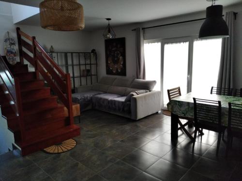 Posezení v ubytování Chalet con piscina entre Liencres y Suances