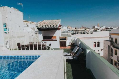 セビリアにあるGran casa con piscina centro de sevilla Vistasの建物の上のスイミングプールの景色を望めます。