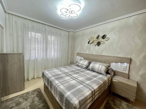 馬爾皮卡的住宿－Öspede Lara Malpica de Bergantiños-Costa da Morte，一间卧室配有一张床和吊扇