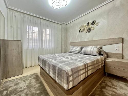 a bedroom with a bed and a ceiling fan at Öspede Lara Malpica de Bergantiños-Costa da Morte in Malpica
