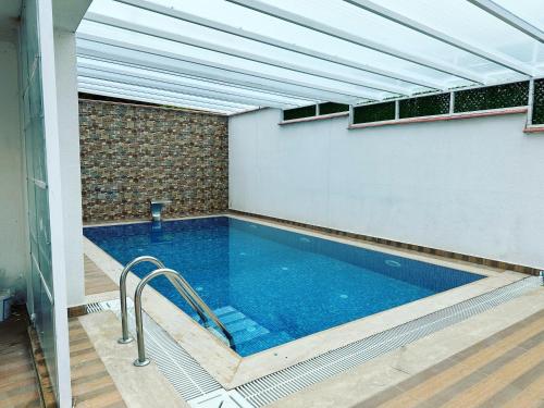 uma piscina num edifício com tecto em Private villa in Yalova/Thermal, with heated pool em Termal