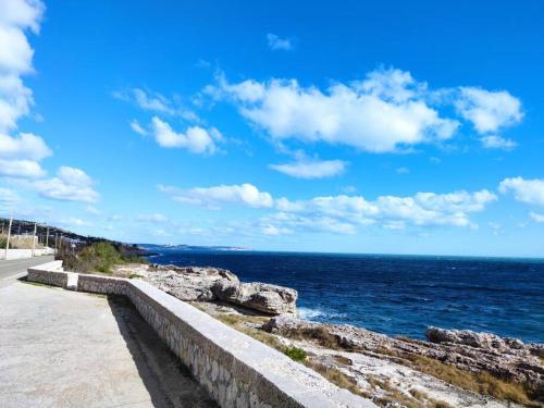 Perla del Mare في مارينا بورتو: منظر المحيط من الجدار الحجري