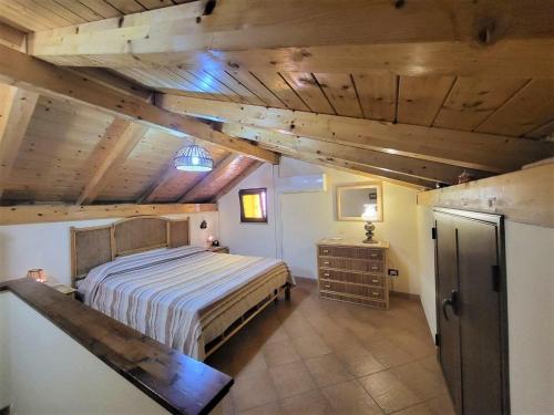 トロペアにあるAppartamenti Salvatoreの木製の天井が特徴のベッドルーム1室(ベッド1台付)