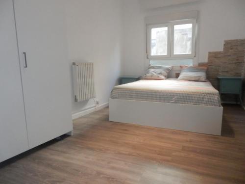 a bedroom with a bed and a window at Bilbao céntrico 1h Zumaia in Bilbao