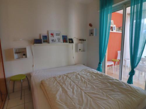 une petite chambre avec un lit et une fenêtre dans l'établissement Spacieux T2 cabine avec jardin, loggia, terrasse et box privé à Sète - FR-1-472A-225, à Sète