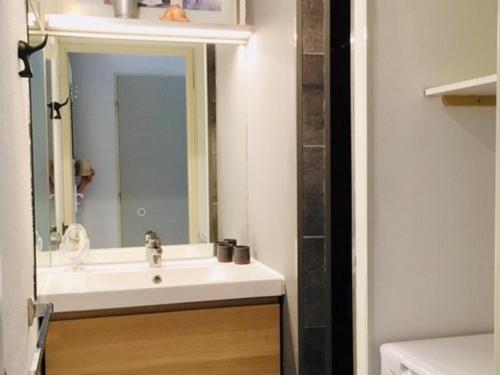 une salle de bain avec un lavabo et un miroir dans l'établissement Spacieux T2 cabine avec jardin, loggia, terrasse et box privé à Sète - FR-1-472A-225, à Sète