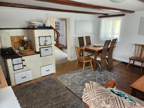eine Küche und ein Esszimmer mit einem Tisch und Stühlen in der Unterkunft Mika's Haus in Luftkurort Lückendorf