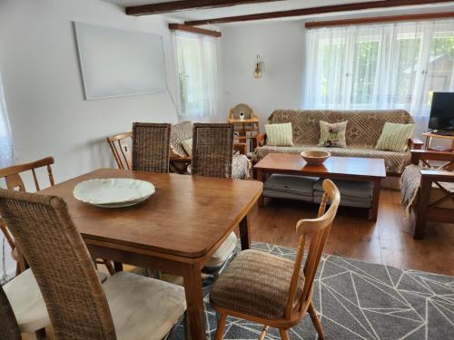 ein Wohnzimmer mit einem Holztisch und Stühlen in der Unterkunft Mika's Haus in Luftkurort Lückendorf