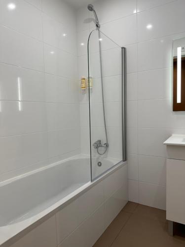 y baño con ducha y puerta de cristal. en House Real Companhia, en Vila Nova de Gaia