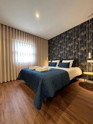 Un dormitorio con una cama grande y una ventana en House Real Companhia, en Vila Nova de Gaia
