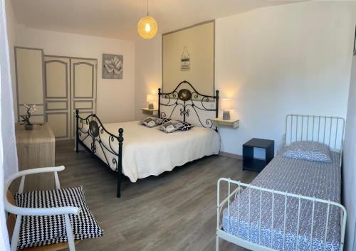1 dormitorio con 1 cama, mesa y sillas en Cottage OMAHA - 3 personnes - Plages du débarquement, en Formigny