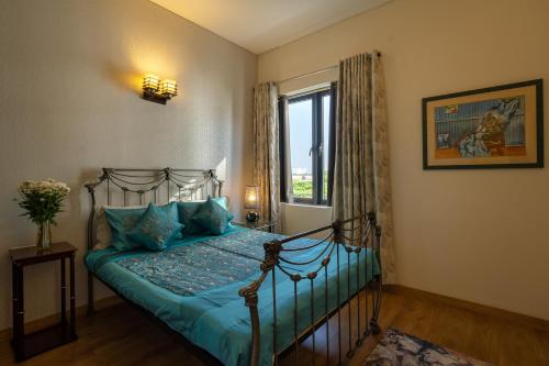 Postel nebo postele na pokoji v ubytování Hostie Enigma - luxury 2BR apt near Golf Course Road