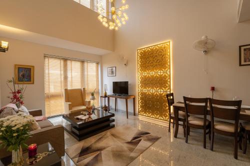 TV a/nebo společenská místnost v ubytování Hostie Enigma - luxury 2BR apt near Golf Course Road