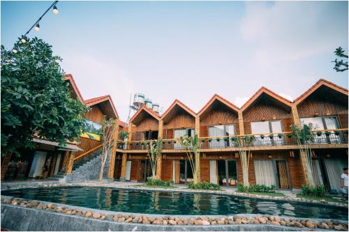 een gebouw met een zwembad ervoor bij Tam Coc Windy Fields in Ninh Binh