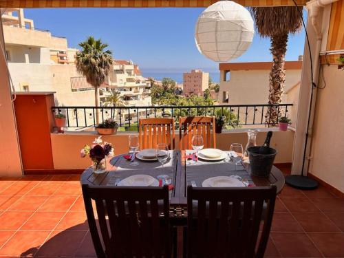 Balkón nebo terasa v ubytování Benalmádena Costa Málaga Apartamento muy Acogedor con Vistas al Mar Terraza Gigante para Verano e Invierno Parking
