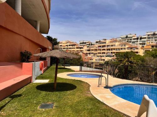 Bazén v ubytování Benalmádena Costa Málaga Apartamento muy Acogedor con Vistas al Mar Terraza Gigante para Verano e Invierno Parking nebo v jeho okolí