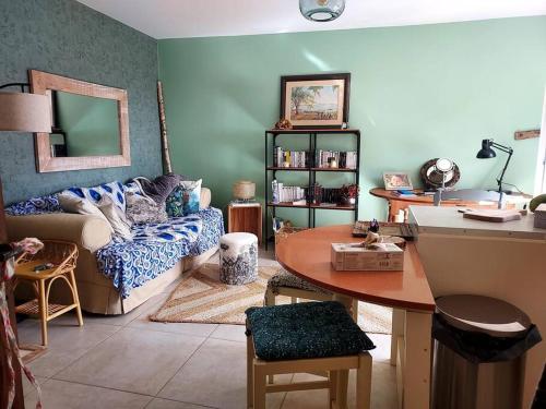 sala de estar con sofá y mesa en La maison de Ninia, en Digne-les-Bains