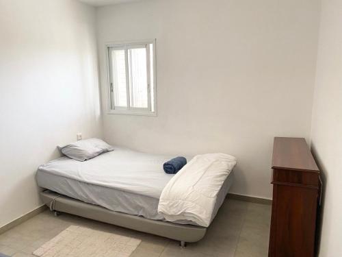 En eller flere senge i et værelse på Комфортная квартира в Кирьят - Ям