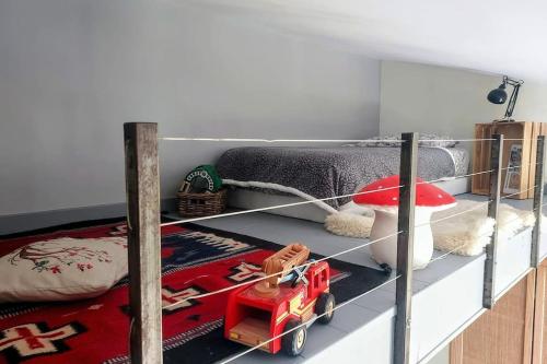 Dormitorio con litera y camión de juguete en La maison de Ninia, en Digne-les-Bains