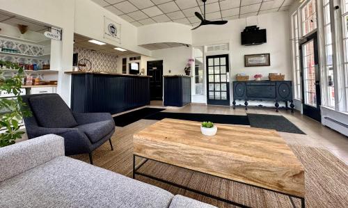 a living room with a table and two chairs at Budget Host East End Hotel in Riverhead in Riverhead