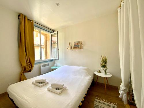niewielka sypialnia z łóżkiem i oknem w obiekcie GROOMI Le St Roch - 1 chambre et position centrale ! w Montpellier