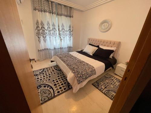 niewielka sypialnia z łóżkiem i oknem w obiekcie La perle bleue de Sarah w mieście Kheredine