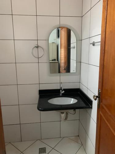 y baño con lavabo y espejo. en PREMIER HOTEL en Marabá