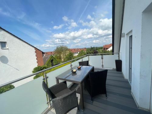 a balcony with a table and chairs on a balcony at Ferienwohnung mit Balkon in Calden in Calden