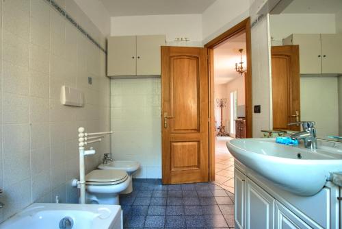 Ένα μπάνιο στο casa con giardino, garage, wi-fi, 2 bagni e AC in una camera da letto
