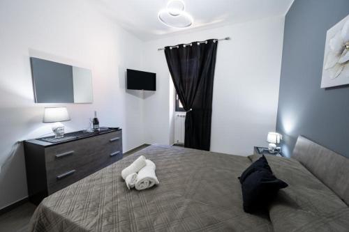 um quarto com uma cama com duas toalhas em AVA VACATION HOME em Borgetto