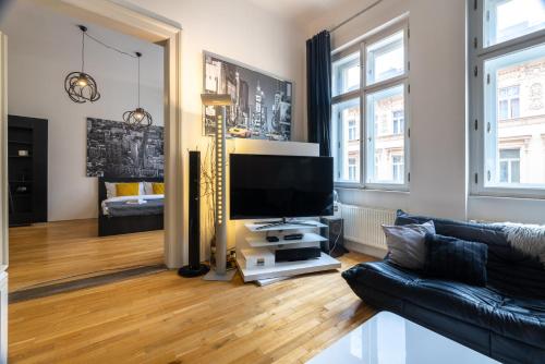 プラハにあるLesser Town Apartment Melnicka by easyBNBのリビングルーム(ソファ、薄型テレビ付)