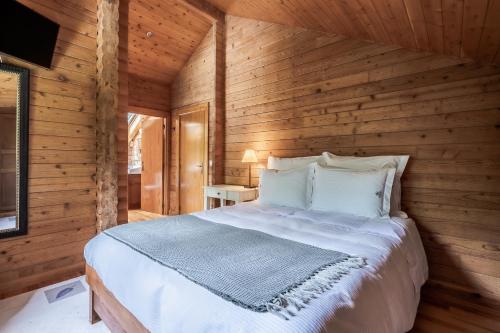 سرير أو أسرّة في غرفة في Prado do Xisto - Chalé de madeira a 7km de Braga