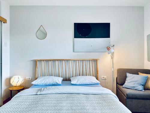 1 dormitorio con 1 cama y 1 sofá en Casa Galleria Rica, en Makarska