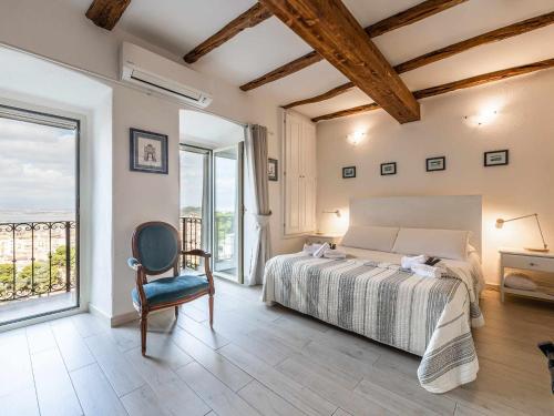 una camera con un letto e una sedia e una finestra di Karalis Relais Appartamento privato con Jacuzzi a Cagliari